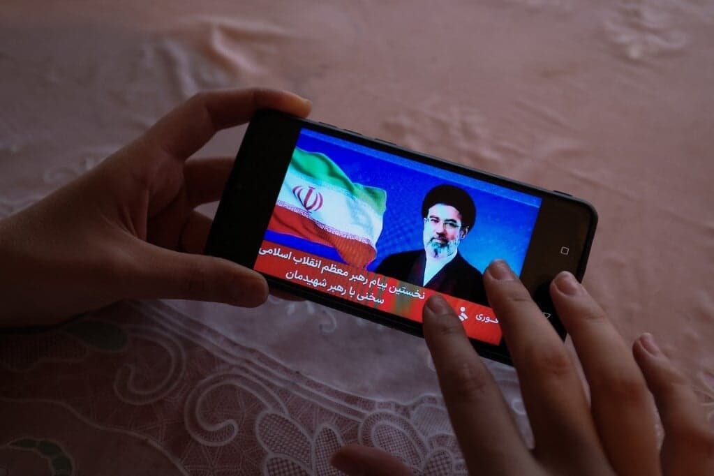 Irán távollévő legfőbb vezetőjének különös hatalma