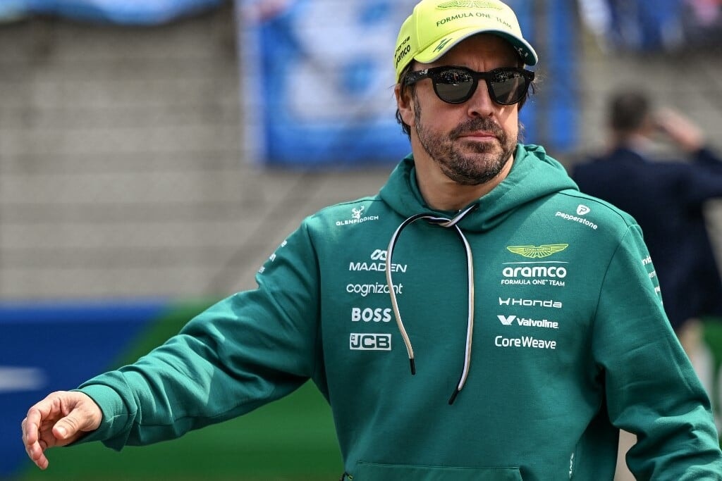 Alonso jövőre is versenyez az Aston Martinnál
