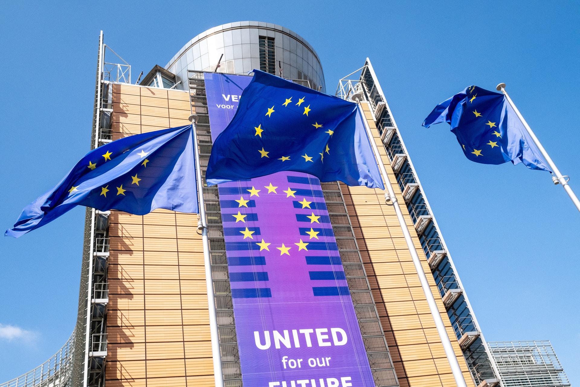 Több mint 700 millió eurós sürgősségi segélycsomagot különít el globális válságok kezelésére az EU