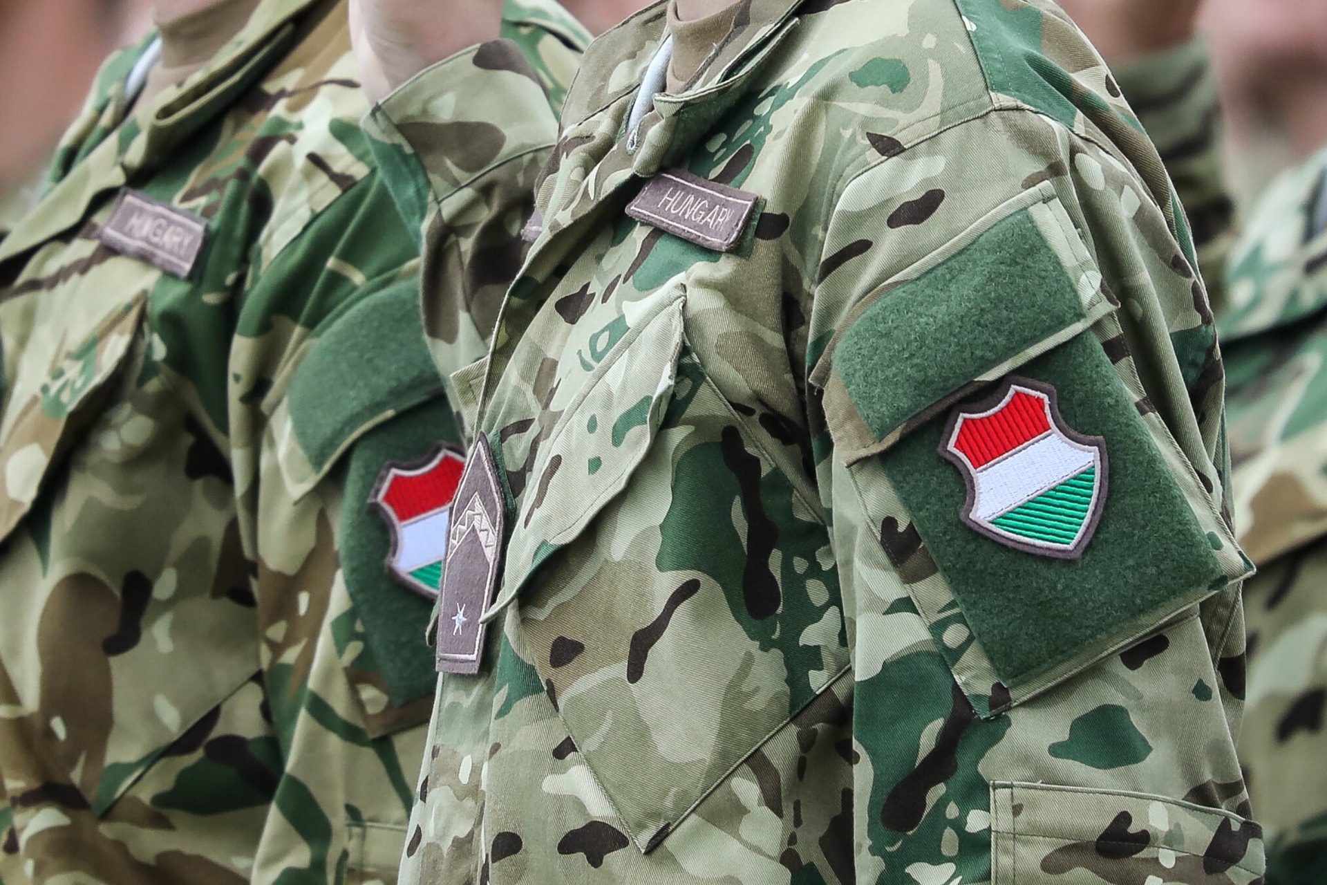 A kormány eltörli a szolgálati járandóság bérplafonját és a 15 százaléknyi szja-t