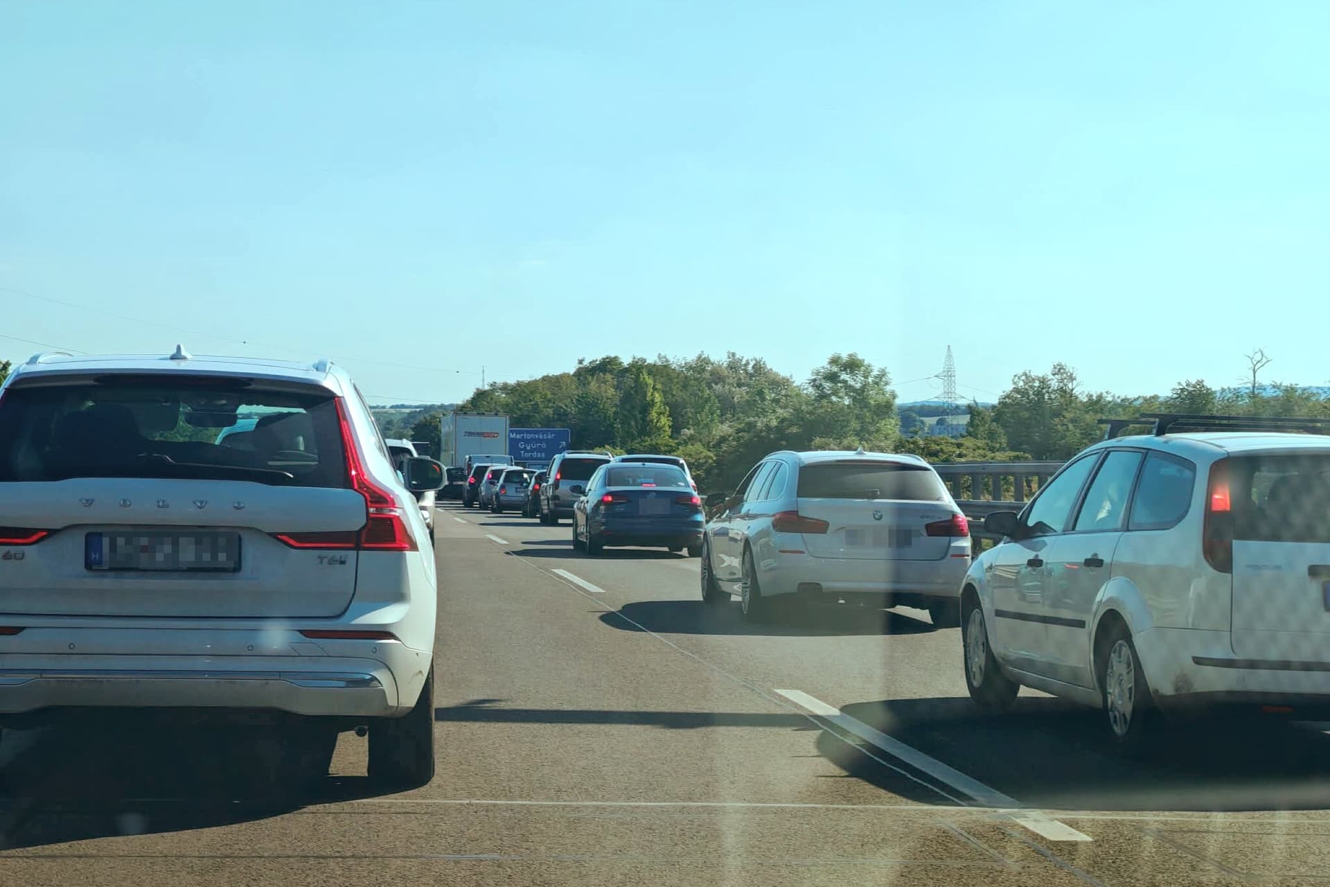 Négy autó ütközött az M1-es autópályán