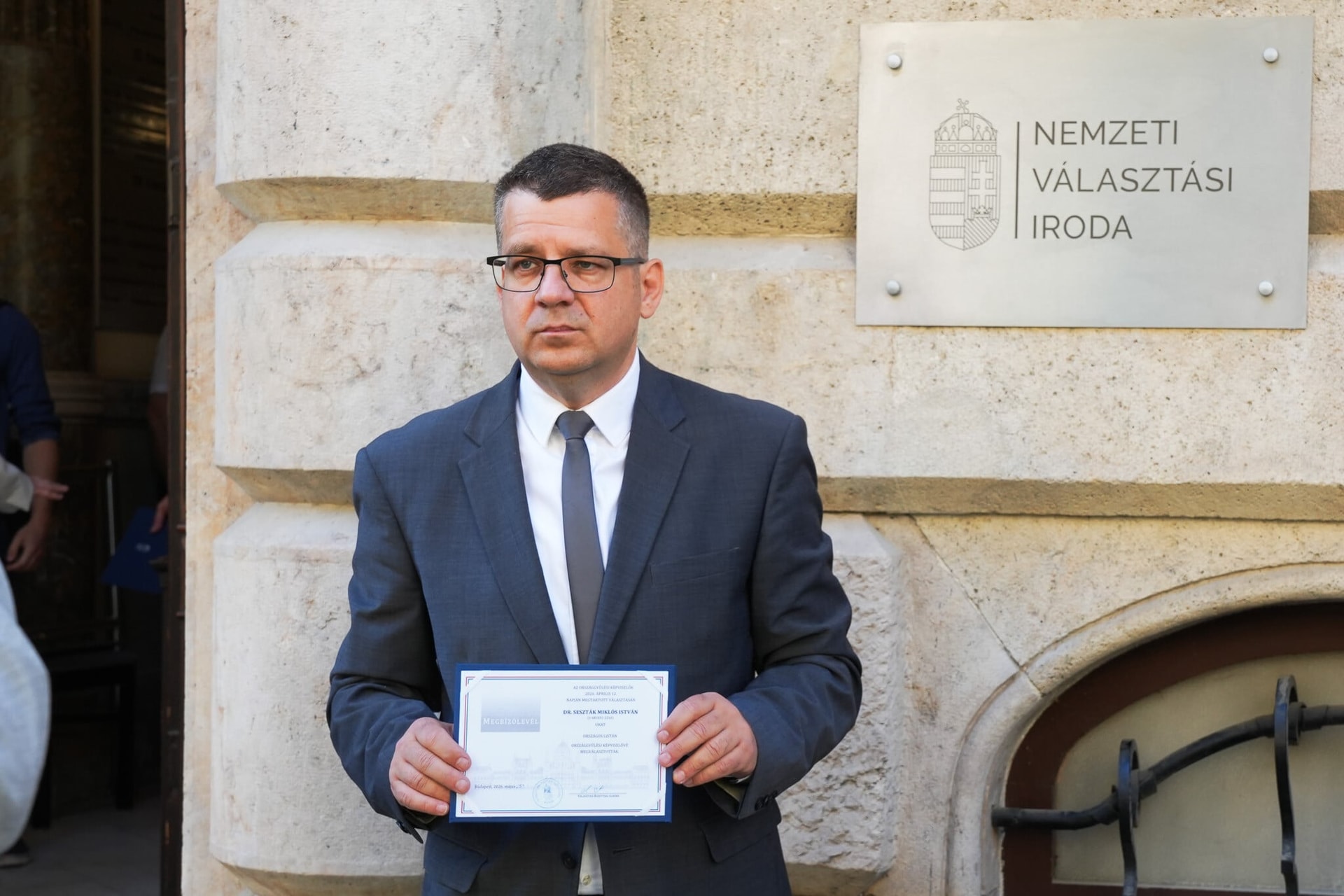 Őrizetbe vették Seszták Miklóst, miután a parlament megvonta a mentelmi jogát