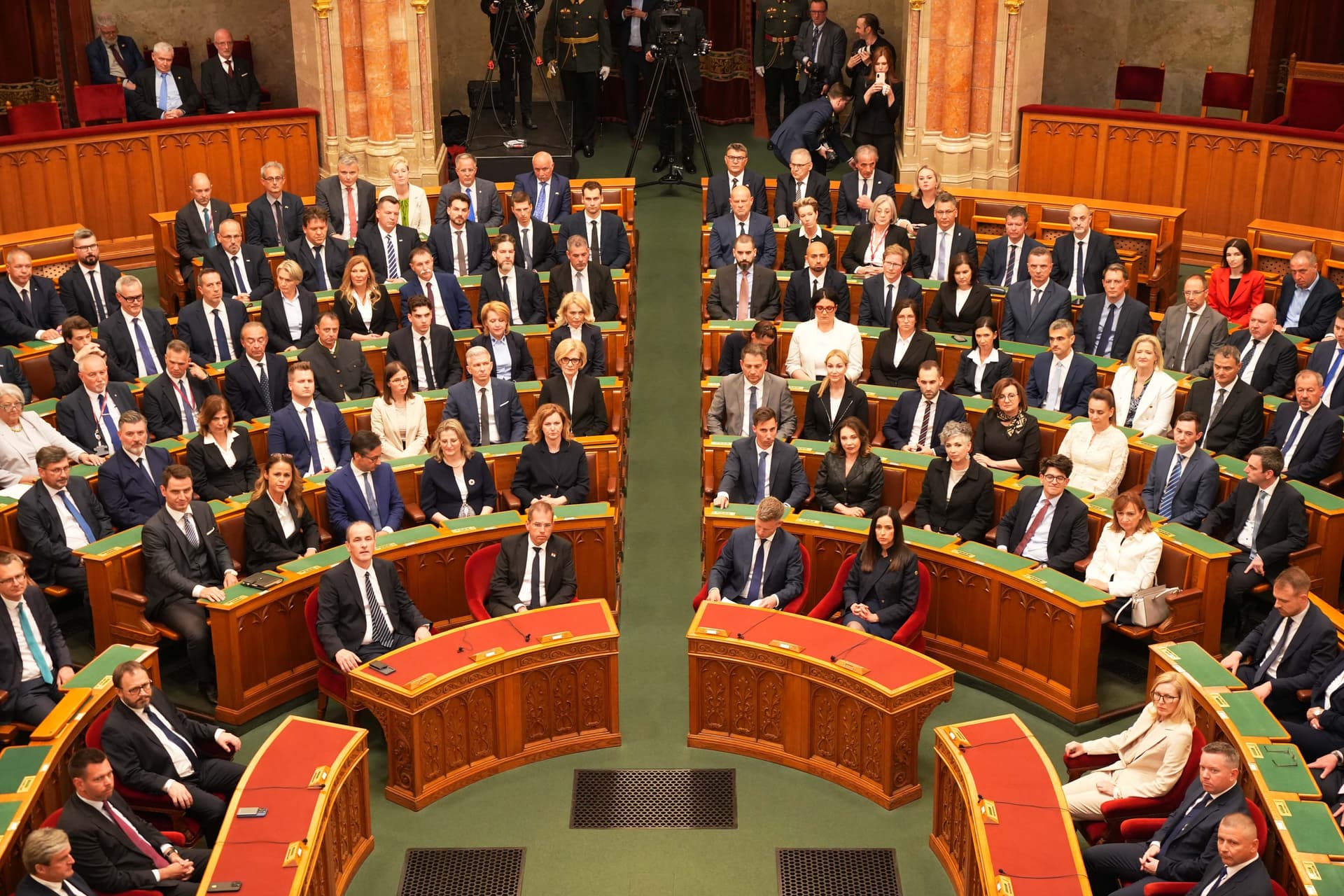 Óriási győzelemből kijózanító száz nap és megjelentek a repedések Magyar Péter sikertörténetén