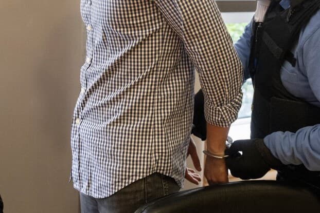 Vádat emeltek egy volt banki alkalmazottal szemben