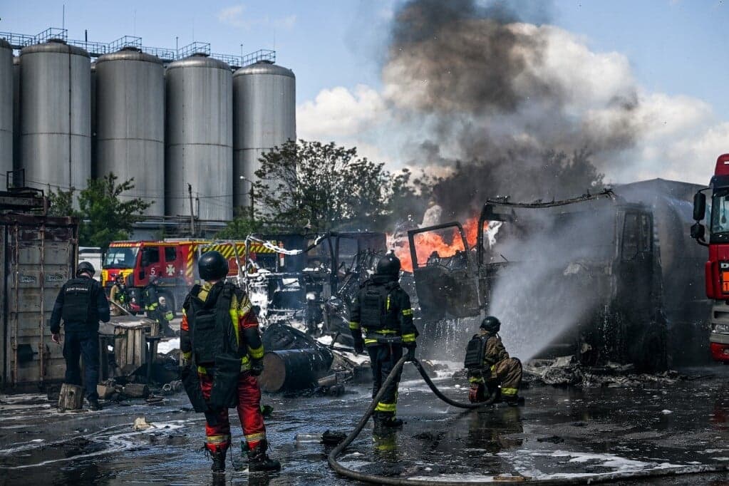1500 kilométert repültek az ukrán drónok – lángokban egy orosz olajfinomító