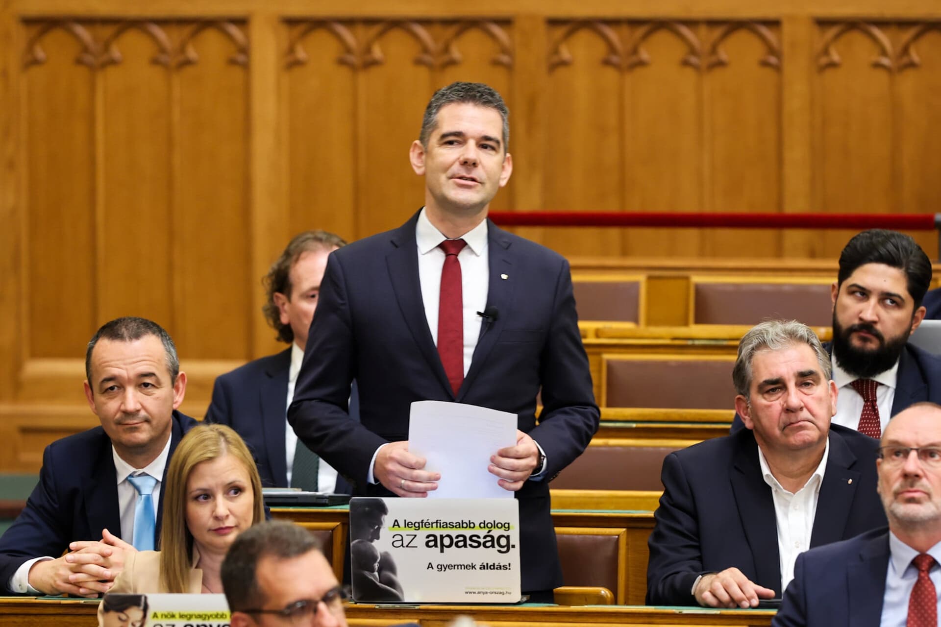 Betiltaná a megtévesztő MI-kamuvideókat a Mi Hazánk törvényjavaslata