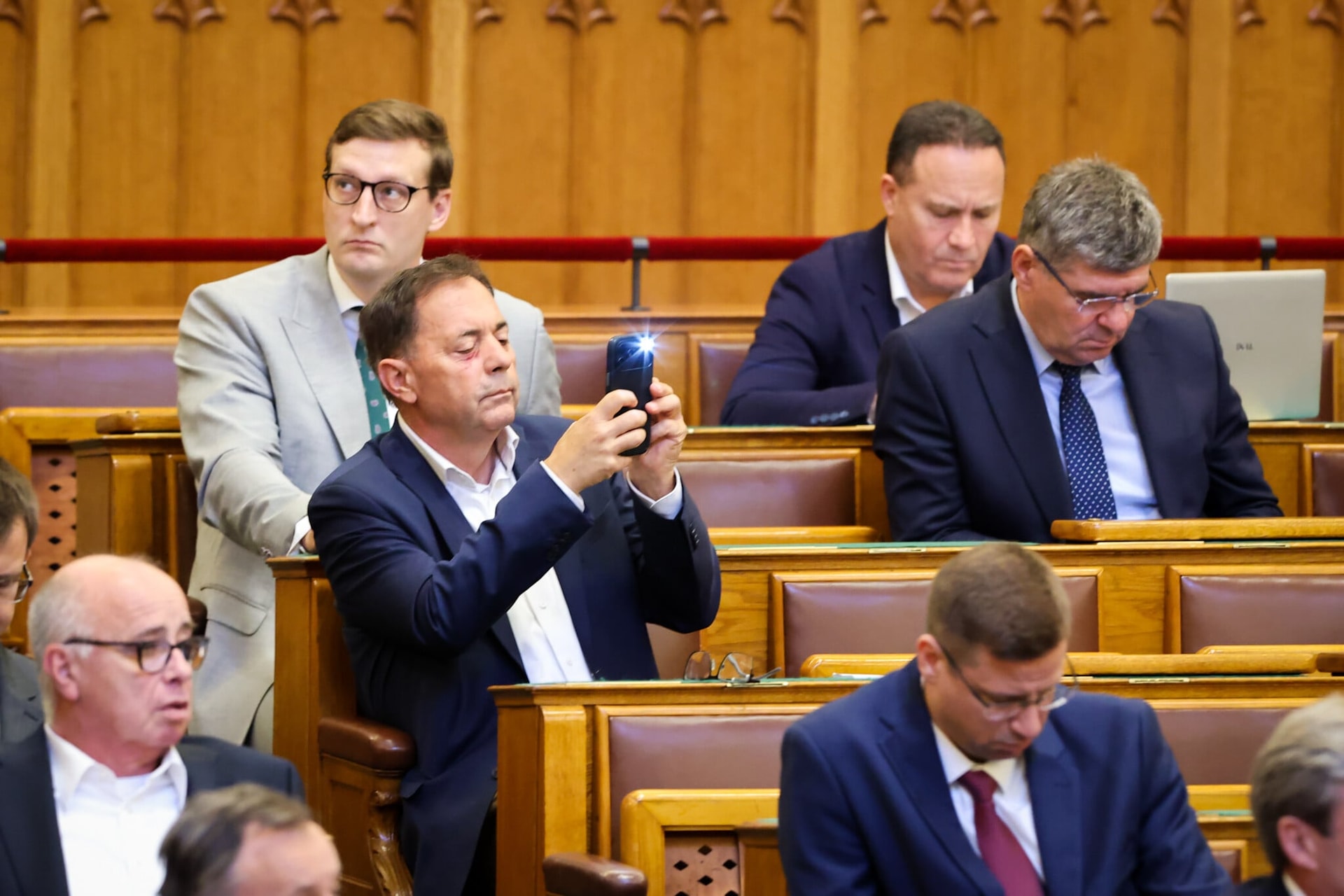 A Parlamentbe látogató gyerekeket videózott Pócs János + VIDEÓ