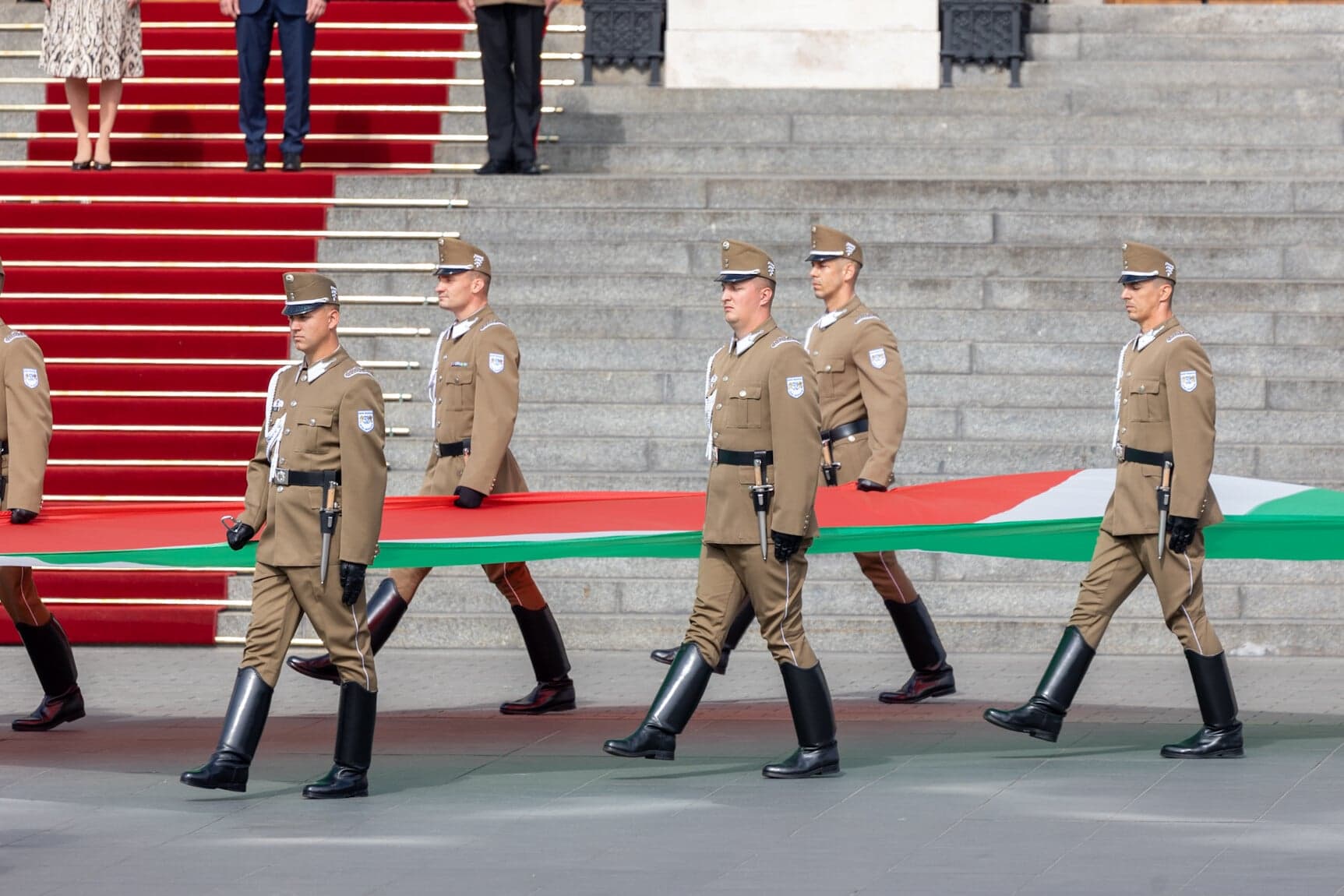 Zászlófelvonás és tisztavatás a Kossuth téren