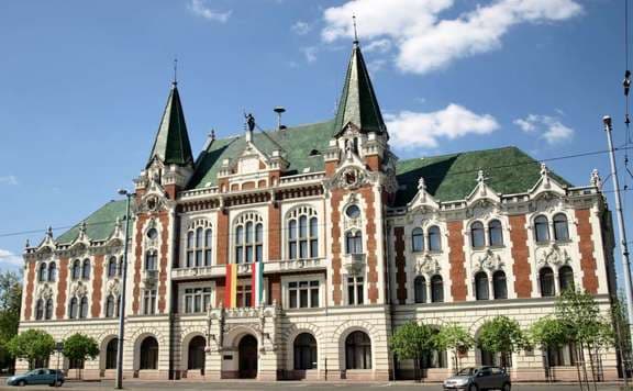 Támadják az újpesti önkormányzat dolgozóit