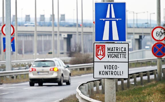 Az éves autópálya-matrica 46 850 forint, a megyei 5450 forint lesz jövőre