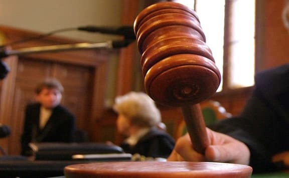 Bíróság előtt a babakocsis anya, aki kiskorú rokonait vette rá, hogy alkoholt lopjanak + VIDEÓ